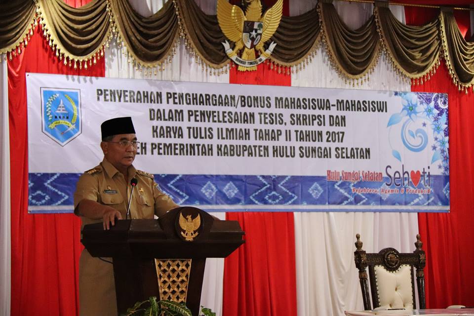 Penyerahan penghargaan Pemerintah Kabupaten tahap II tahun 2017 kepada mahasiswa