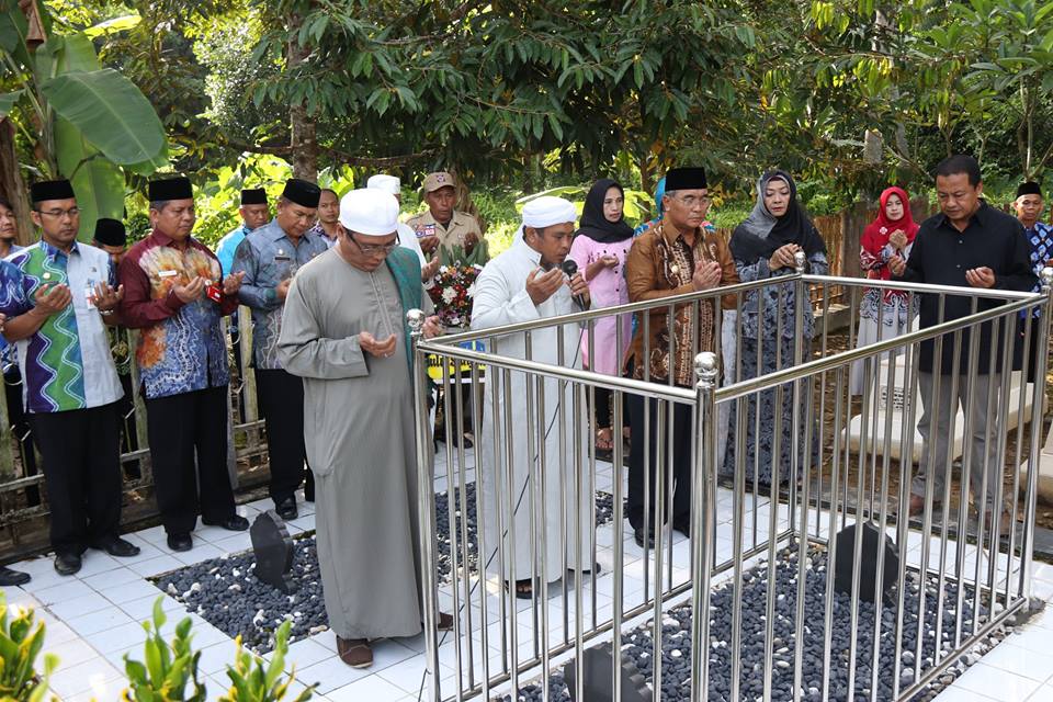 Drs. H. Achmad Fikry, M.Ap berziarah ke makam Pendiri Kabupaten Hulu Sungai Selatan (HSS)