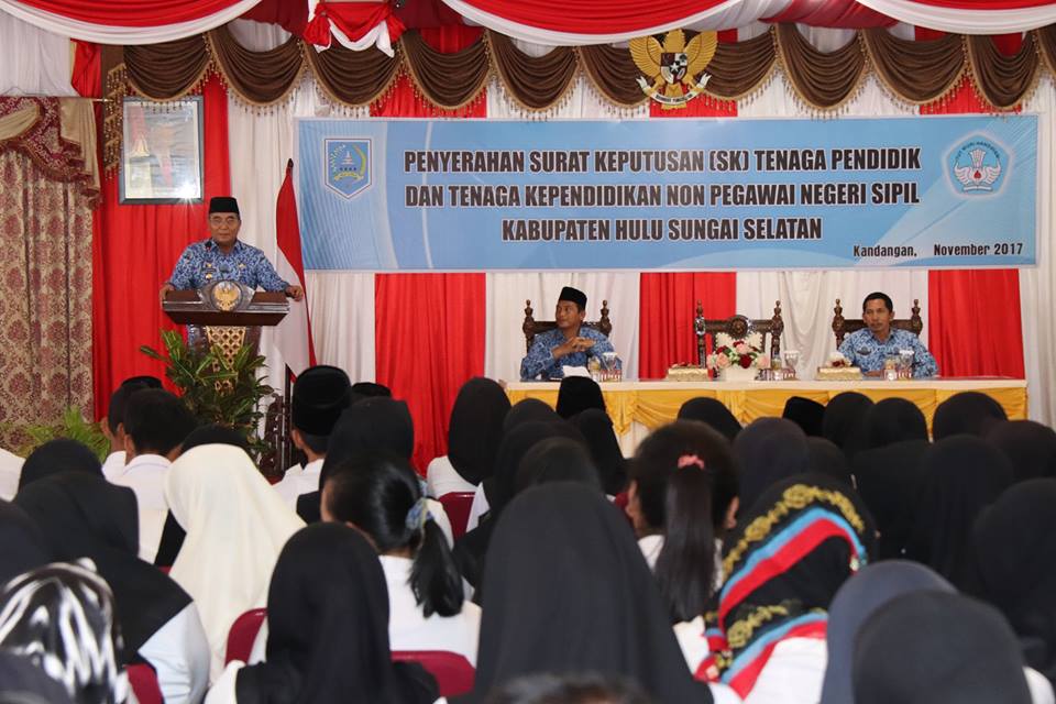 Penyerahan SK Tenaga Pendidik Dan Tenaga Kependidikan Non Pegawai Negeri Sipil