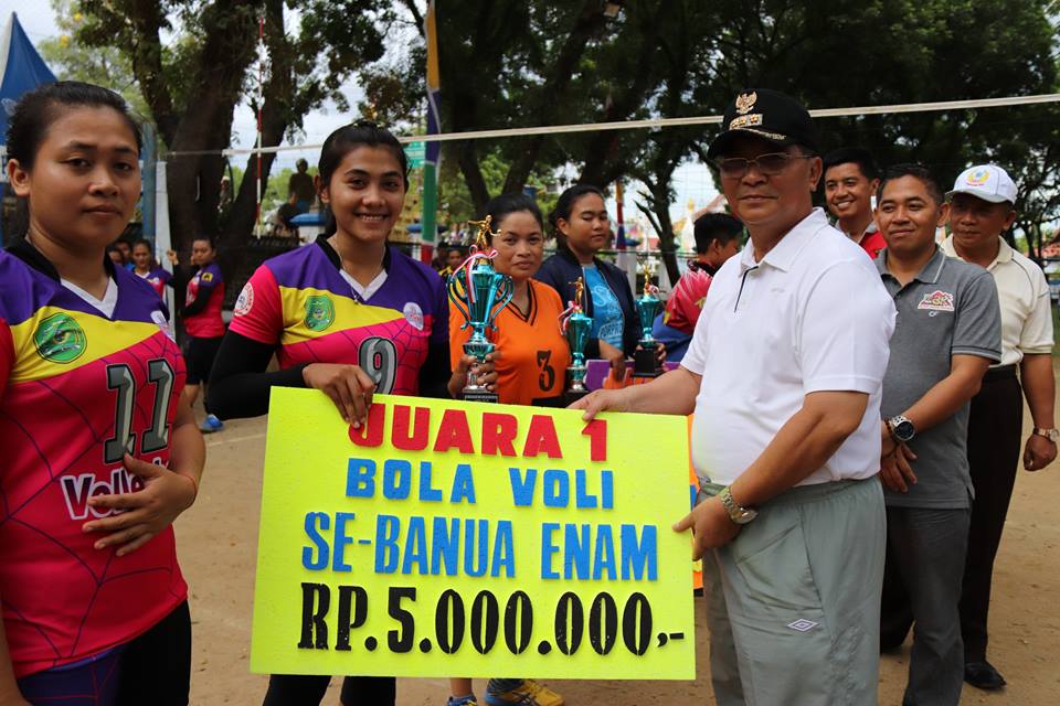 Drs. H. Achmad Fikry M.AP menonton pertandingan final bola Voli Putri