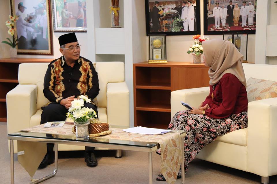 Bupati HSS Drs. H. Achmad Fikry M.AP melakukan syuting wawancara dengan TVRI