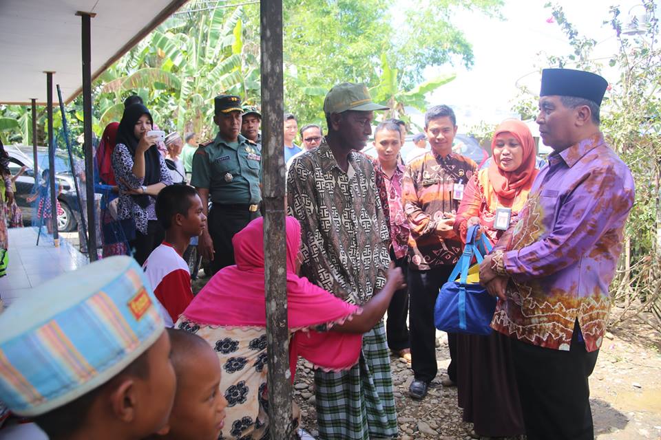 Bupati HSS menyerahkan secara langsung bantuan sosial “Usaha Ekonomi Produktif Kabupaten Hulu Sungai Selatan 2017