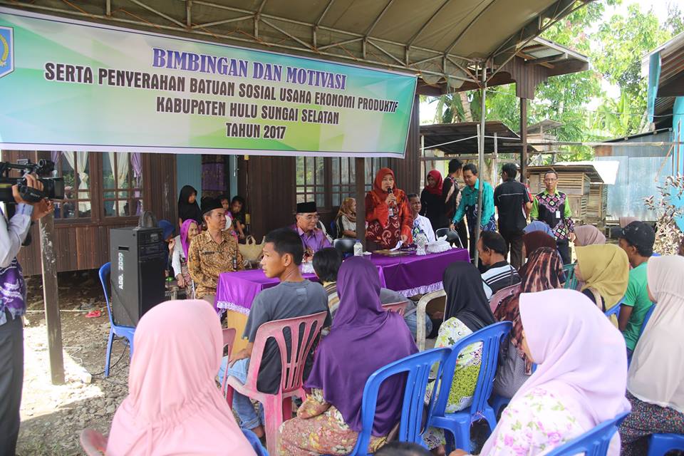 Bupati HSS menyerahkan secara langsung bantuan sosial “Usaha Ekonomi Produktif Kabupaten Hulu Sungai Selatan 2017