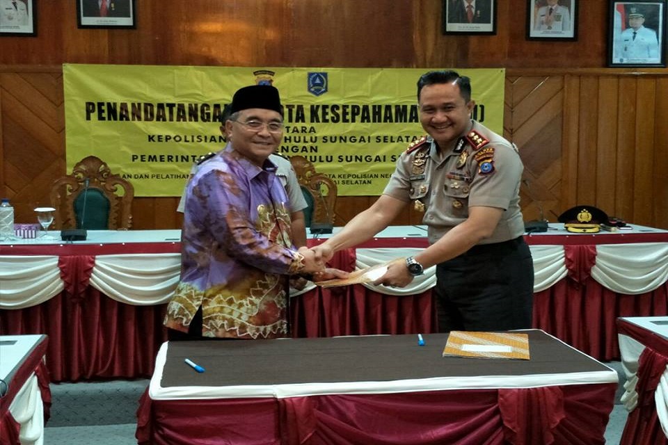 Drs. H. Achmad Fikry, M. Ap bersama KAPOLRES HSS AKBP Rahmat Budi Handoko menandatangani nota kesepahaman (MOU)