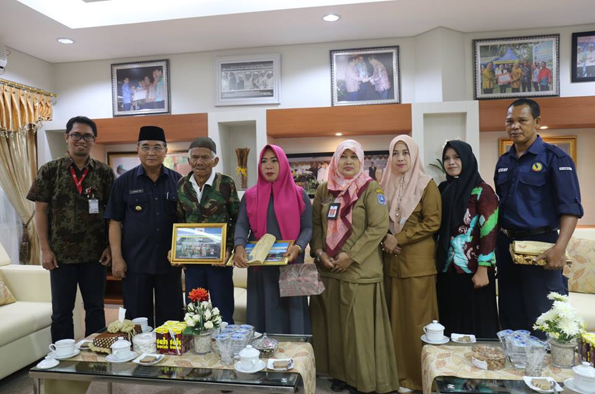 Penyerahan bantuan CSR dari PT. Antang ke 2 orang masyarakat HSS di ruang kerja Bupati