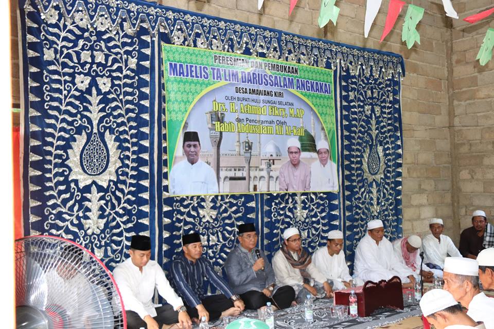Drs. H. Achmad Fikry, M.AP menghadiri pembukaan serta meresmikan Majelis Ta’lim Darussalam Angkakai