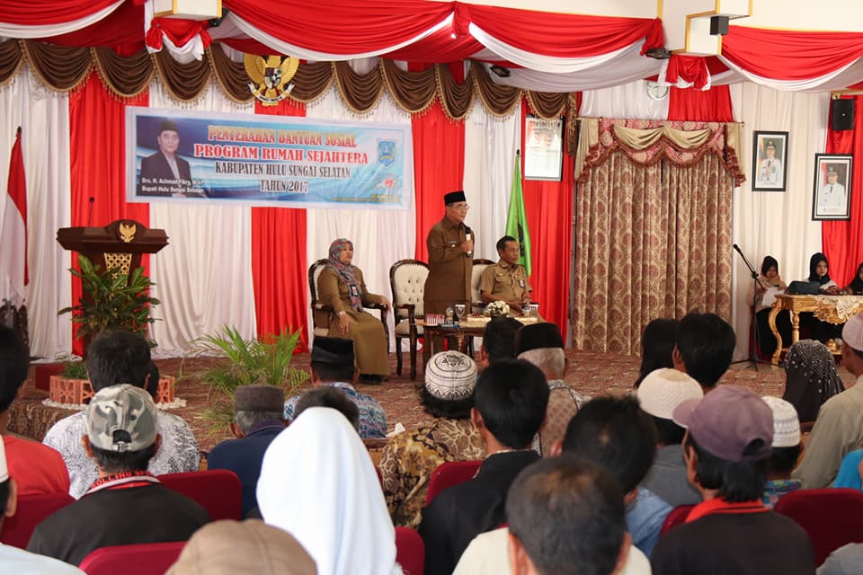 Drs.H.Achmad Fikry,M.AP Menghadiri sekaligus menyerahkan Bantuan Sosial Program Rumah Sejahtera Kabupaten HSS