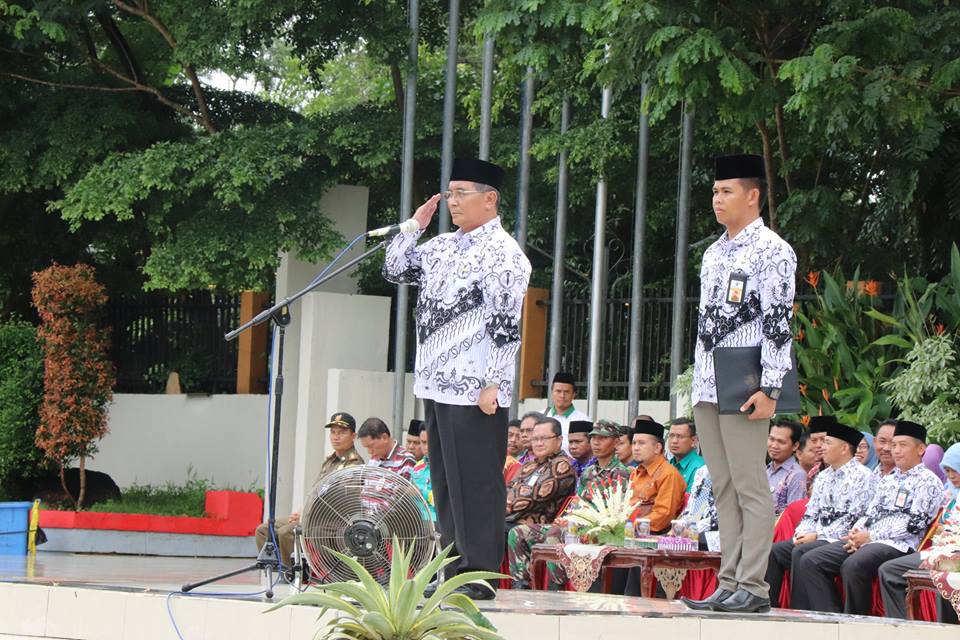 Drs. H. Achmad Fikry, M.Ap menjadi pembina upacara dalam rangka HUT PGRI ke-72