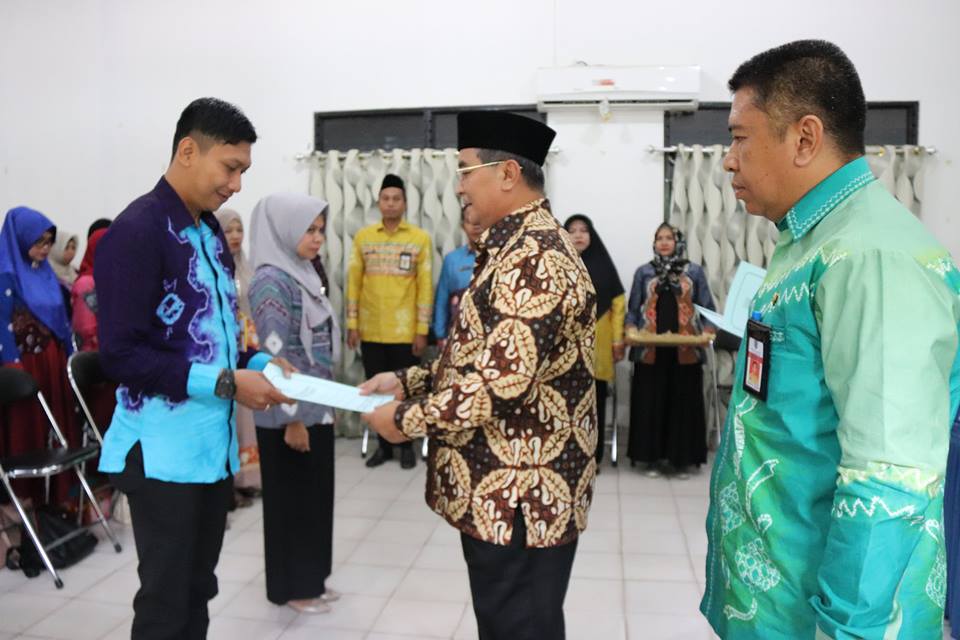 Penyerahan Surat Tanda Lulus Ujian Kenaikan Pangkat Penyesuaian Ijazah (UKPPI)