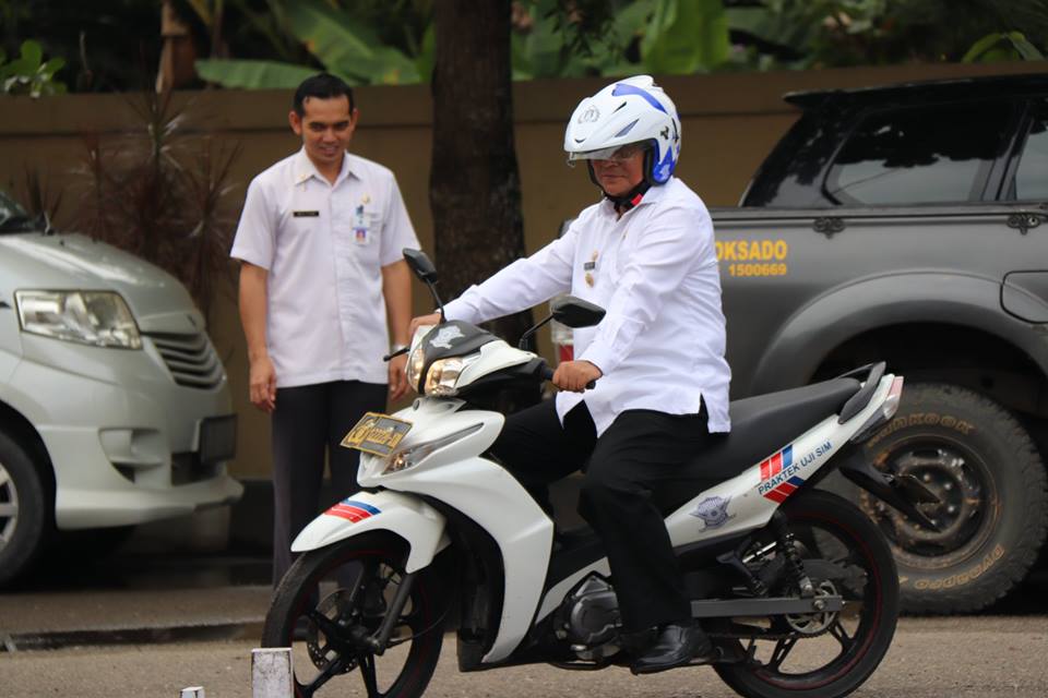 Drs H Achmad Fikry secara langsung melakukan praktek uji SIM C