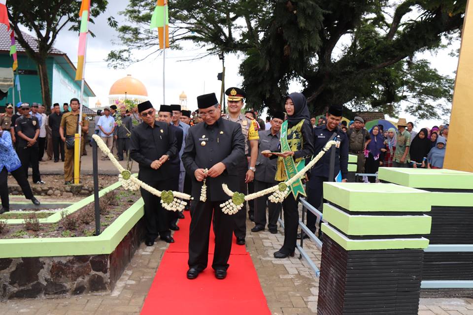 Bupati HSS meresmikan Gedung Pertemuan/Olahraga Daha Utara dan meresmikan RTH Rahimin di Tambak Bitin