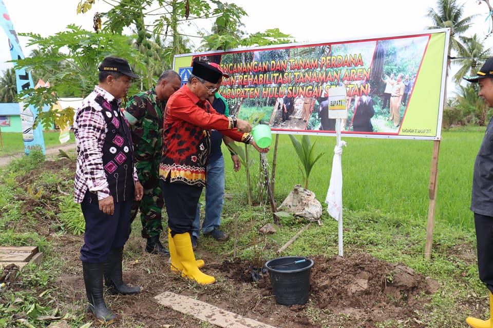 Drs.H.Achmad Fikry,M.AP  menanam pohon perdana Aren dalam Gerakan Rehabilitasi Tanaman Aren di Kabupaten HSS