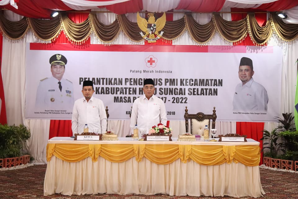 BUPATI HSS MELANTIK PENGURUS PMI SeKECAMATAN KABUPATEN HULU SUNGAI SELATAN