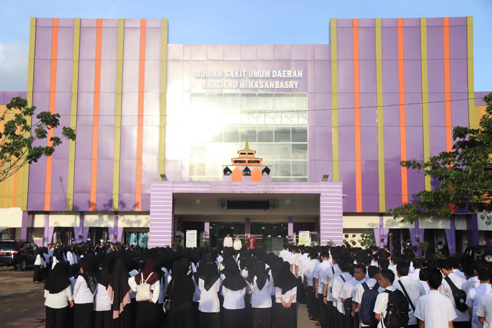 Bupati HSS Drs.H.Achmad Fikry,M.AP bertindak selaku pembina Apel di RSUD H. Hasan Basry