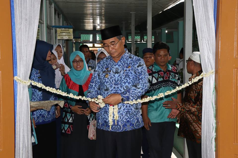 Drs. H. Achmad Fikry, M.Ap meresmikan sekaligus meninjau bangunan baru PUSKESMAS Simpur dan PUSKESMAS Wasah