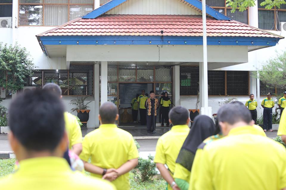 Drs H Achmad Fikry MAP melepas rombongan Aparatur Sipil Negara (ASN) dan Tenaga Honorer Lingkup Sekretariat Daerah (Setda)  untuk mengikuti kegiatan outbond