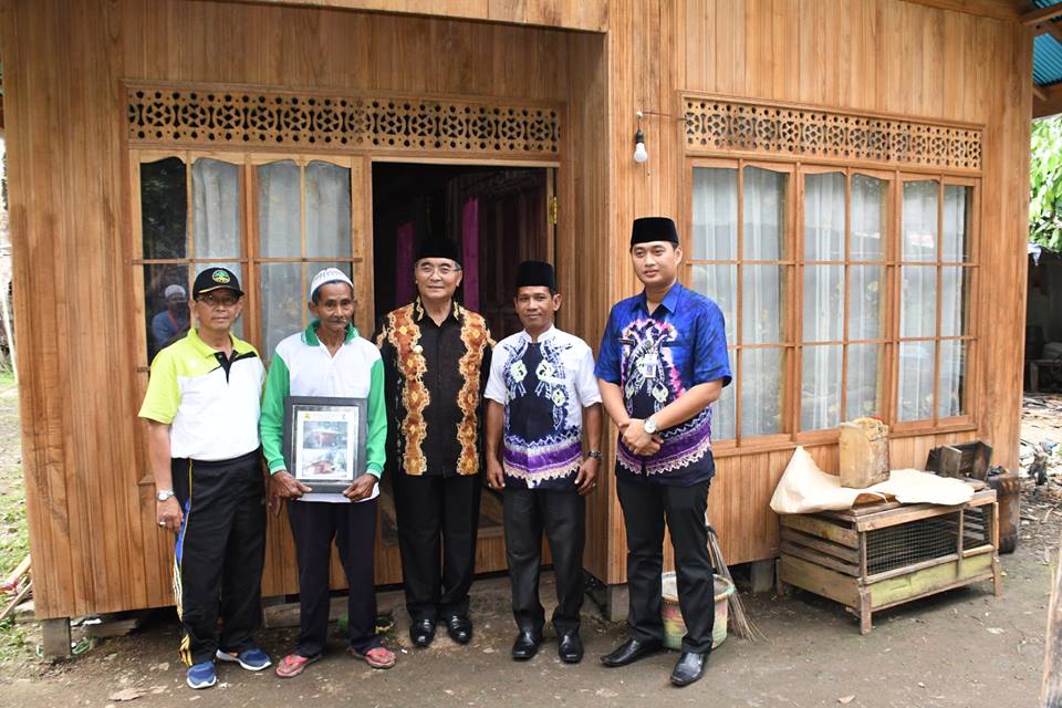 Drs.H.Achmad Fikry,M.AP meninjau tiga buah rumah penerima bantuan rumah swadaya yang bersumber dari DAK Kementrian PU & Perumahan Rakyat RI