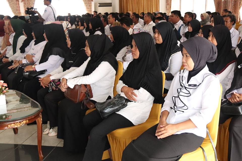 Penyerahan SK ke 217 (dua ratus tujuh belas) orang tenaga kontrak dilingkup Dinas Kesehatan Hulu Sungai Selatan