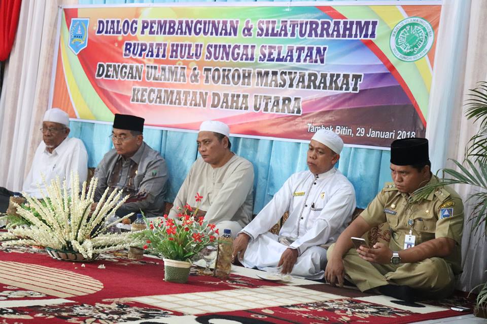 Drs. H. Achmad Fikry, M.AP bersilaturahmi dengan ulama dan tokoh masyarakat Kecamatan Daha Utara