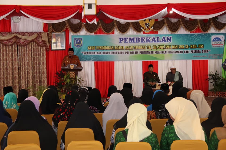 Drs.H.Achmad Fikry,M.AP membuka kegiatan Pembekalan Guru Pendidikan Agama Islam Tingkat TK, SD, SMP, SMA dan SMK se-Kabupaten Hulu Sungai Selatan