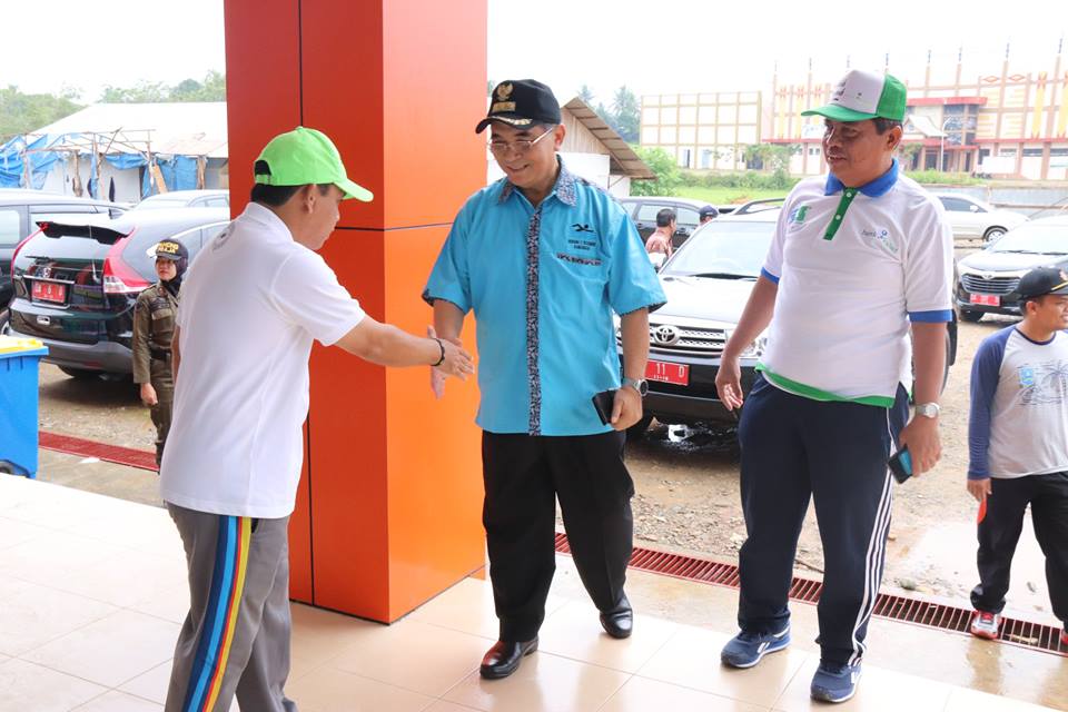 Drs. H.Achmad Fikry, M.AP meresmikan kolam renang 2 Desember yang terletak di desa Ganda Kecamatan Kandangan