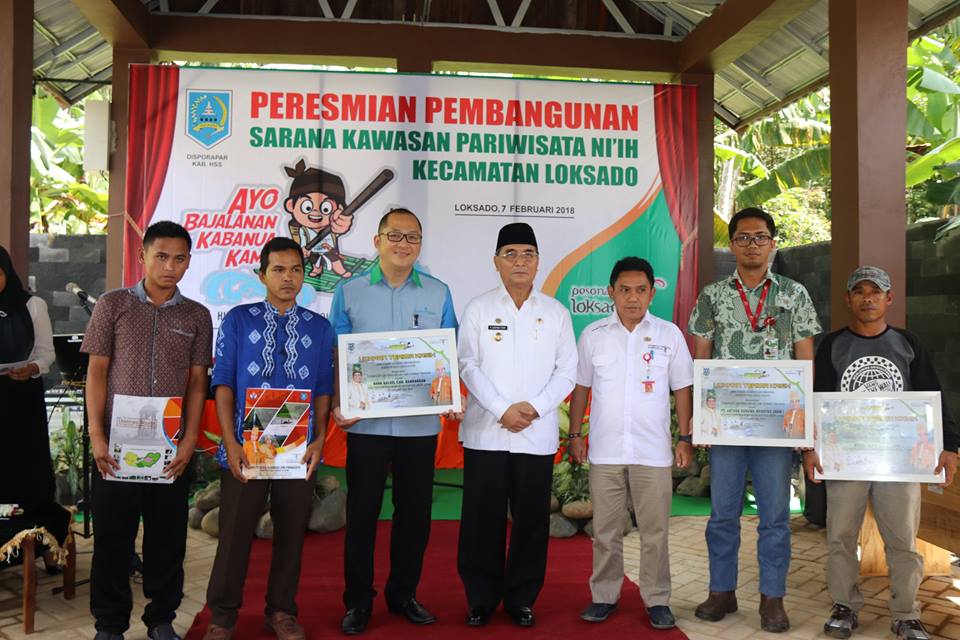 Drs. H. Achmad Fikry meresmikan pembangunan sarana kawasan pariwisata Kab. HSS di Ni’ih Kec. Loksado