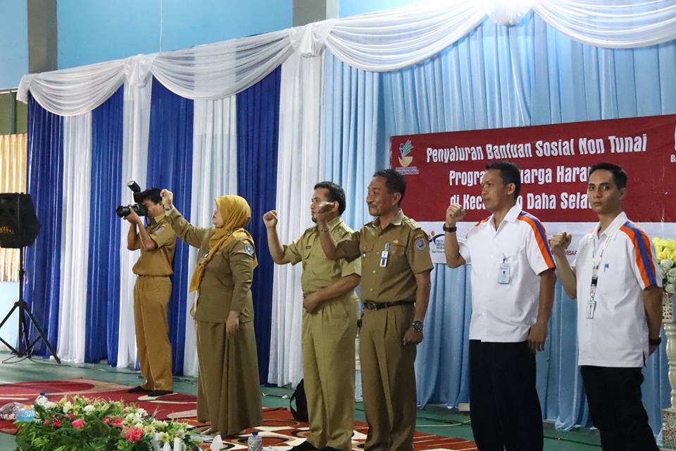 Penyaluran dana Program keluarga harapan (PKH) kepada 878 kepala keluarga penerima manfaat (KPM) Kecamatan Daha Selatan
