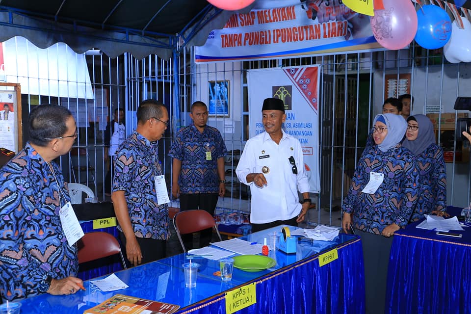 Bupati HSS Drs.H.Dahnial Kifli,M.AP meninjau beberapa TPS di Kandangan