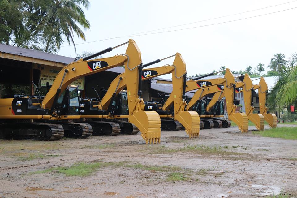 Penjabat Bupati HSS Drs. Dahnial Kifli M.Ap Tinjau 5 alat berat Excavator 20 Ton