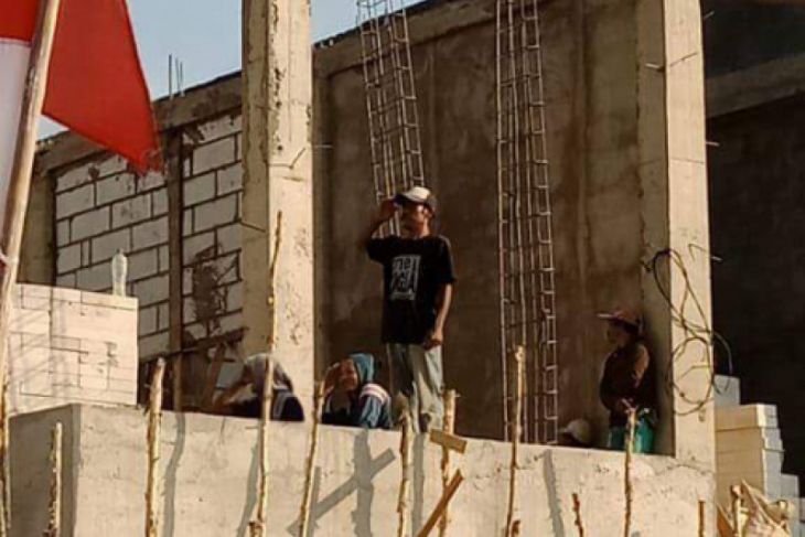 Bupati HSS Apresiasi Aksi Nasionalisme Para Pekerja Bangunan Yang Beri Hormat Saat Peringatan 17 Agustus