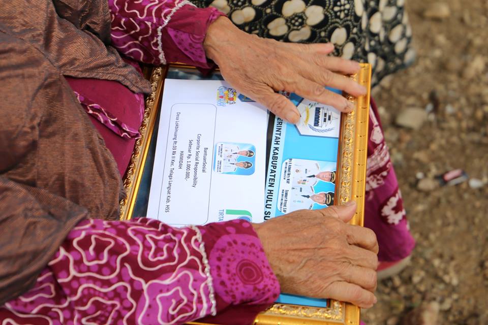 Wakil & Bupati HSS Bersama Dinas Sosial Berikan Bantuan Kepada Korban Kebakaran Lokbinuang,Telaga Langsat