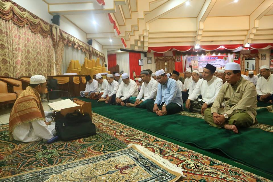 SHOLAT SUBUH BERJAMAAH DI PENDOPO KABUPATEN HSS
