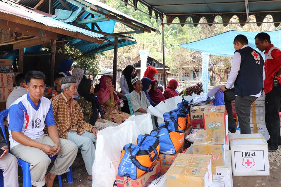 Wakil Bupati HSS didampingi Kepala BPBD HSS dan Camat Padang Batung serahkan bantuan kepada korban kebakaran di Desa Mawangi