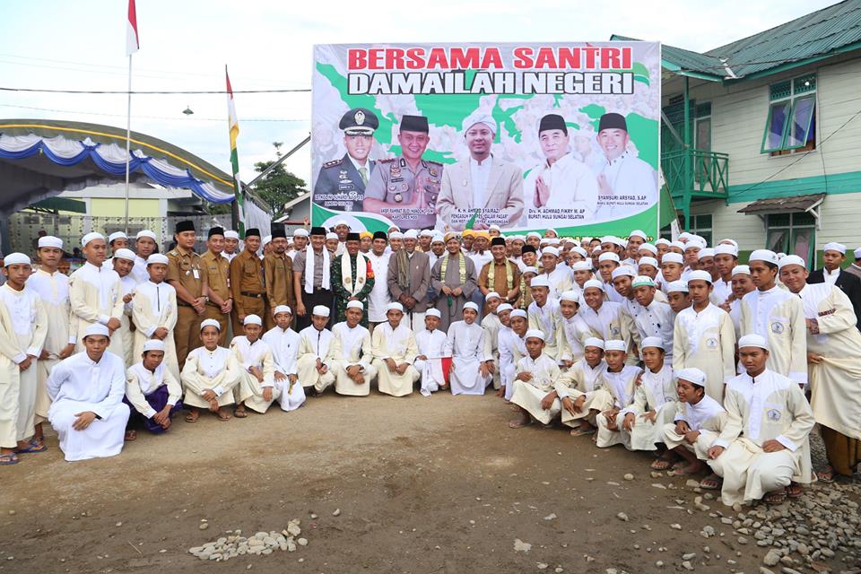 Hari Santri Nasional Tahun 2018 dengan tema “Bersama Santri Damailah Negeriku”, kegiatan ini berlangsung di Pondok Pesantren Dalam Pagar