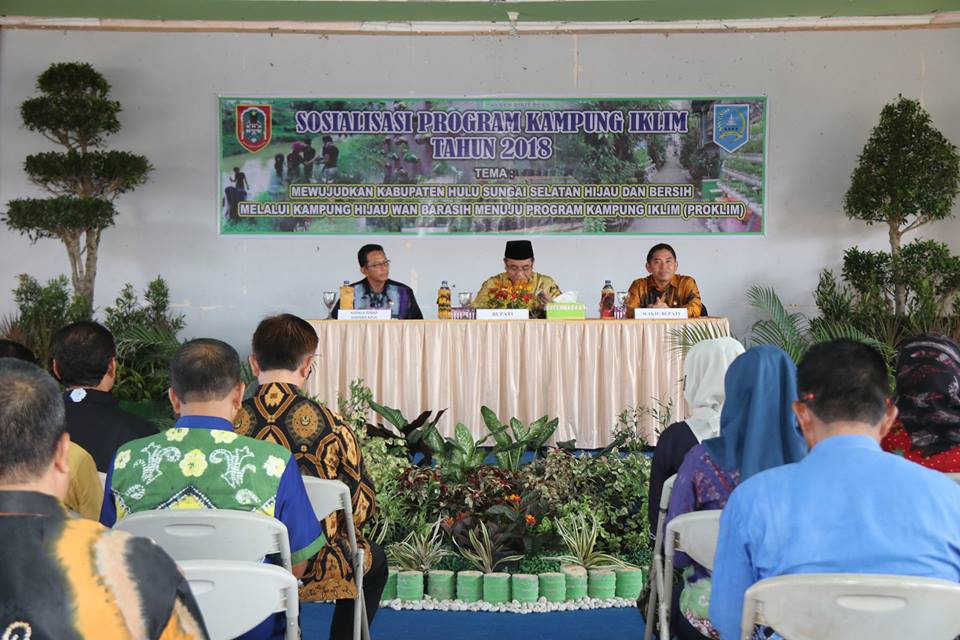 Bupati HSS beserta Wakil Bupati HSS Didampingi Kepala DISPERA KPLH HSS  Membuka Secara Resmi Sosialisasi Program Kampung Iklim