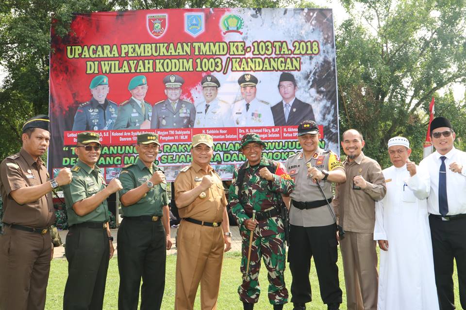 Bupati HSS membuka secara resmi kegiatan TNI Manunggal Membangun Desa (TMMD) Ke-103 TA