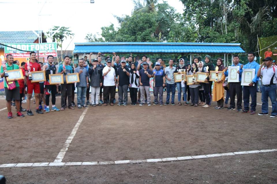 BUPATI HSS MENUTUP TURNAMEN BOLA VOLLY “TELAGA LANGSAT CUP” KE-3 TAHUN 2018