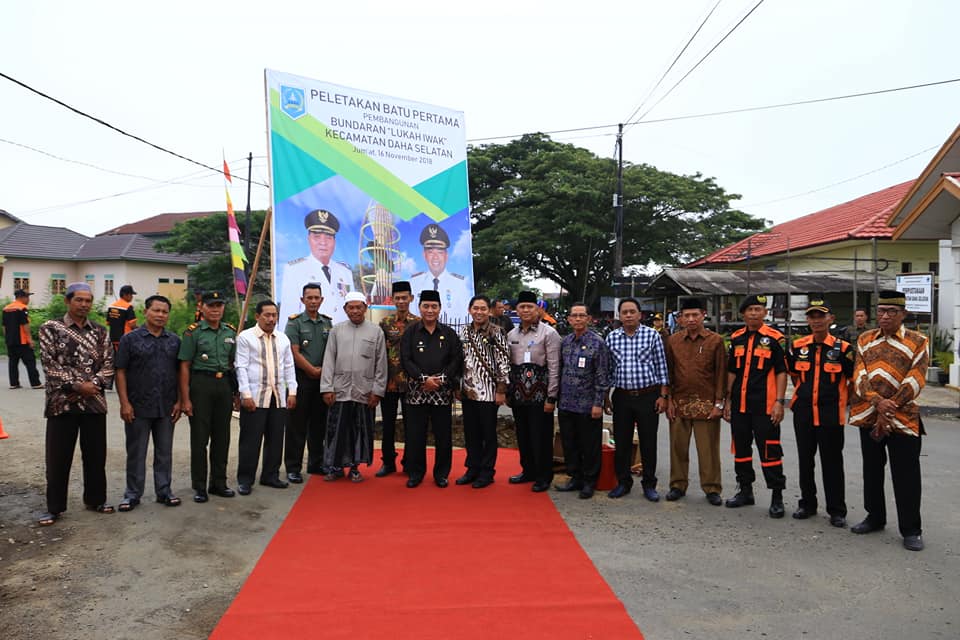 PEMBANGUNAN BUNDARAN LUKAH IWAK KECAMATAN DAHA SELATAN