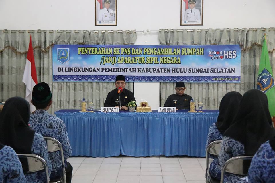 Bupati HSS didampingi Wakil Bupati HSS menghadiri Penyerahan Surat Keputusan Pegawai Negri Sipil dan Pengambilan Sumpah/Janji Aparatur Sipil Negara Lingkup Pemerintah Kabupaten Hulu Sungai Selatan