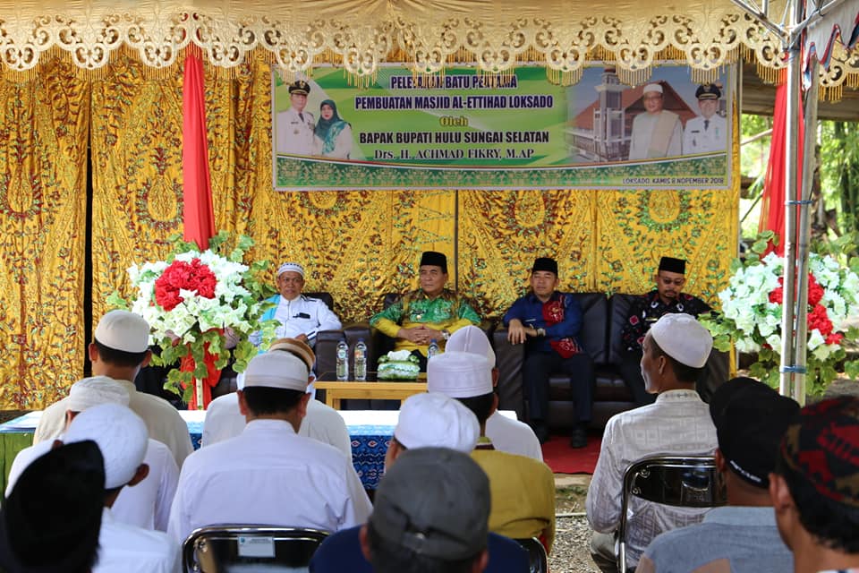 BUPATI HSS MELETAKAN BATU PERTAMA PEMBANGUNAN MESJID AL-ETTIHAD, DI KECAMATAN LOKSADO