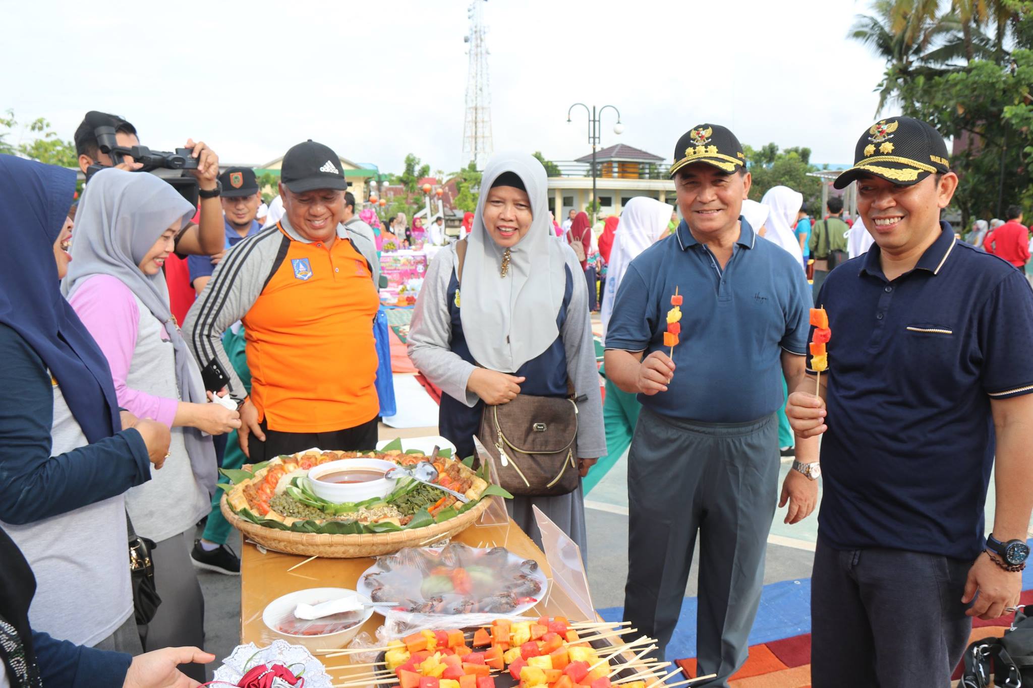 Makan Sayur Tanpa Nasi di Taman Palidangan Sehati Kandangan