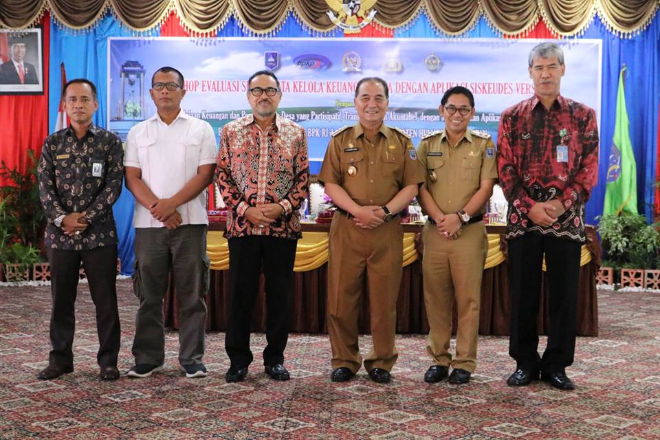 ANGGOTA DPR RI BERIKAN PAPARAN KEPADA PARA KEPALA DESA SE KABUPATEN HULU SUNGAI SELATAN DALAM KEGIATAN WORKSHOP EVALUASI SISTEM TATA KELOLA KEUANGAN DESA DENGAN APLIKASI SISKEUDES VERSI 2.0