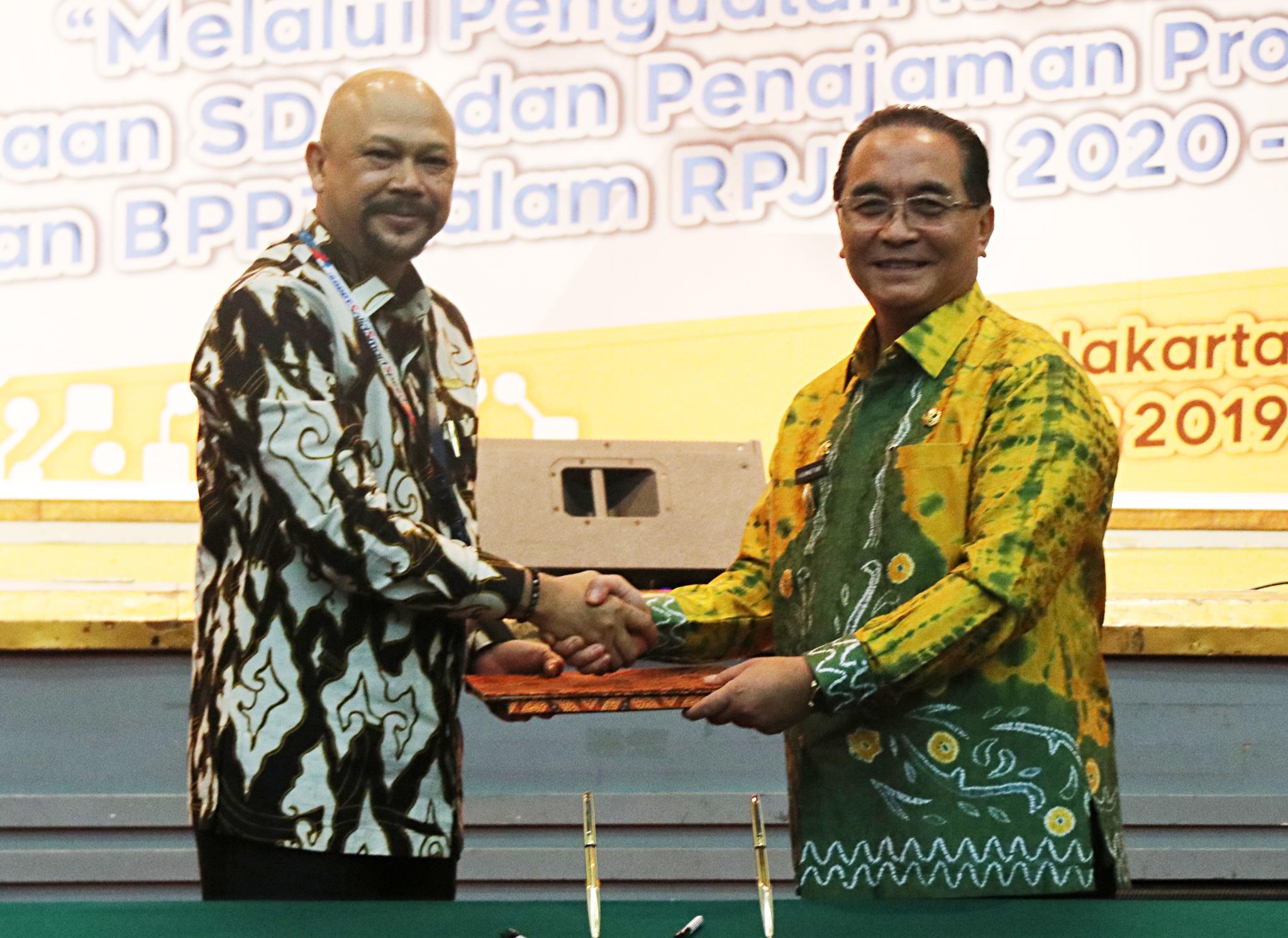 H. ACHMAD FIKRY ANTARKAN ADMINISTRASI PEMERINTAHAN KABUPATEN HULU SUNGAI SELATAN MENUJU TEKNOLOGI YANG TERINTEGRITASI