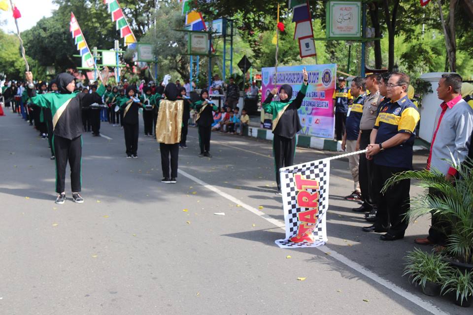 KOTA KANDANGAN DIMERIAHKAN KEJUARAAN DRUM BAND