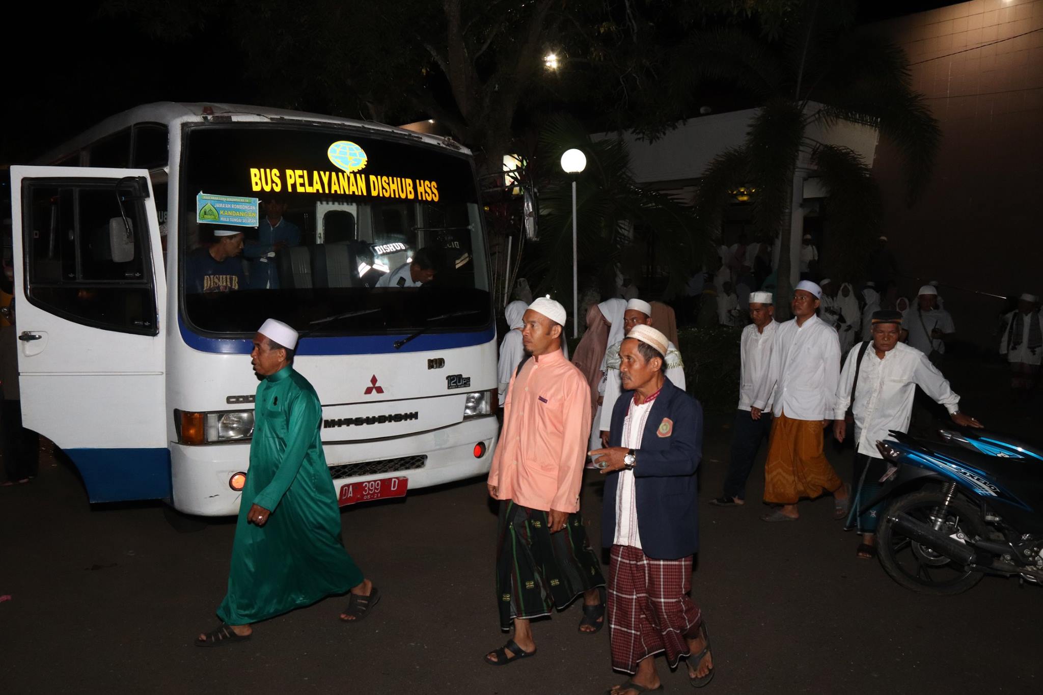 H. ACHMAD FIKRY MELEPAS ROMBONGAN JAMAAH HAUL GURU SEKUMPUL