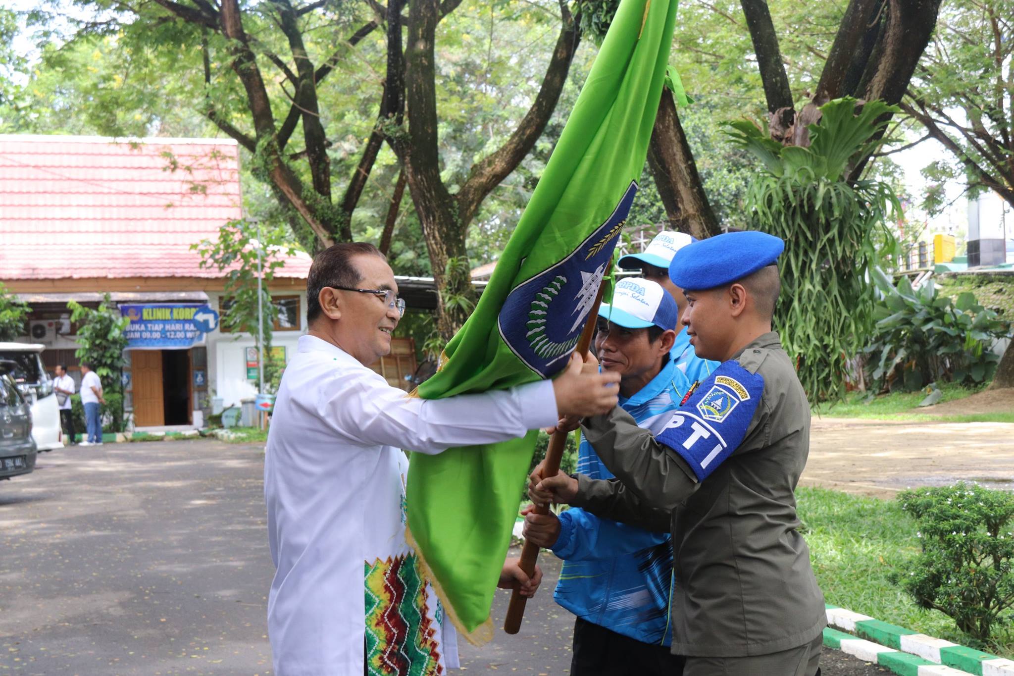 H. ACHMAD FIKRY LEPAS KONTINGEN POPDA DAN SATPOL PP HULU SUNGAI SELATAN