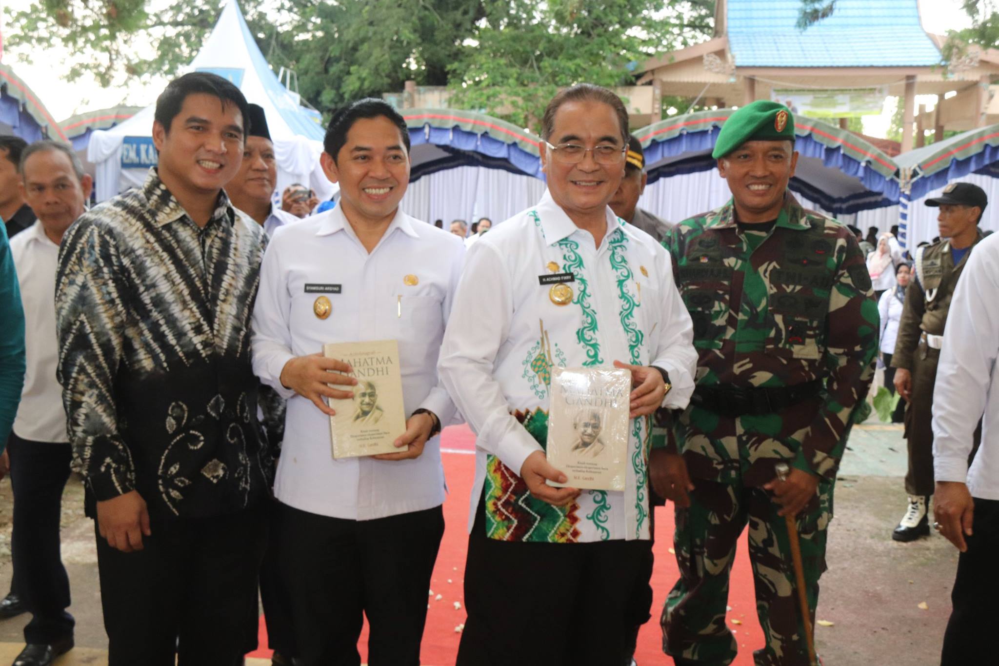 H. ACHMAD FIKRY RESMIKAN BAZAR SEJUTA BUKU
