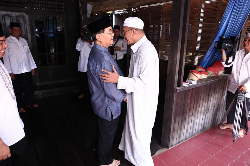 H.ACHMAD FIKRY BESERTA JAJARAN PEMKAB HSS BERSILATURAHMI DENGAN GURU DANAU