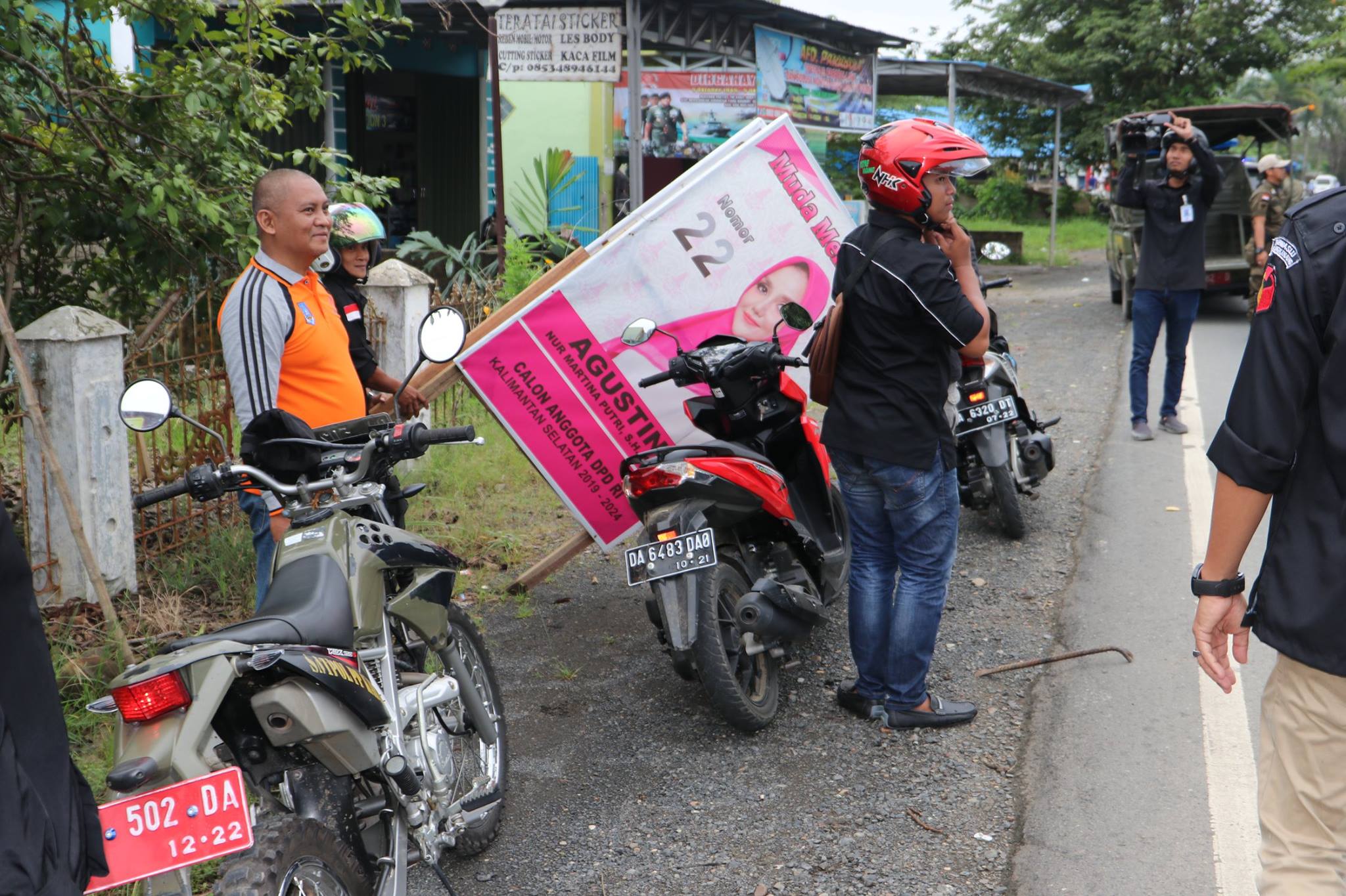 HARI PERTAMA MASA TENANG PEMILU,BANYAK ALAT PERAGA KAMPANYE (APK) MASIH TERPAJANG DIPINGGIRAN JALAN