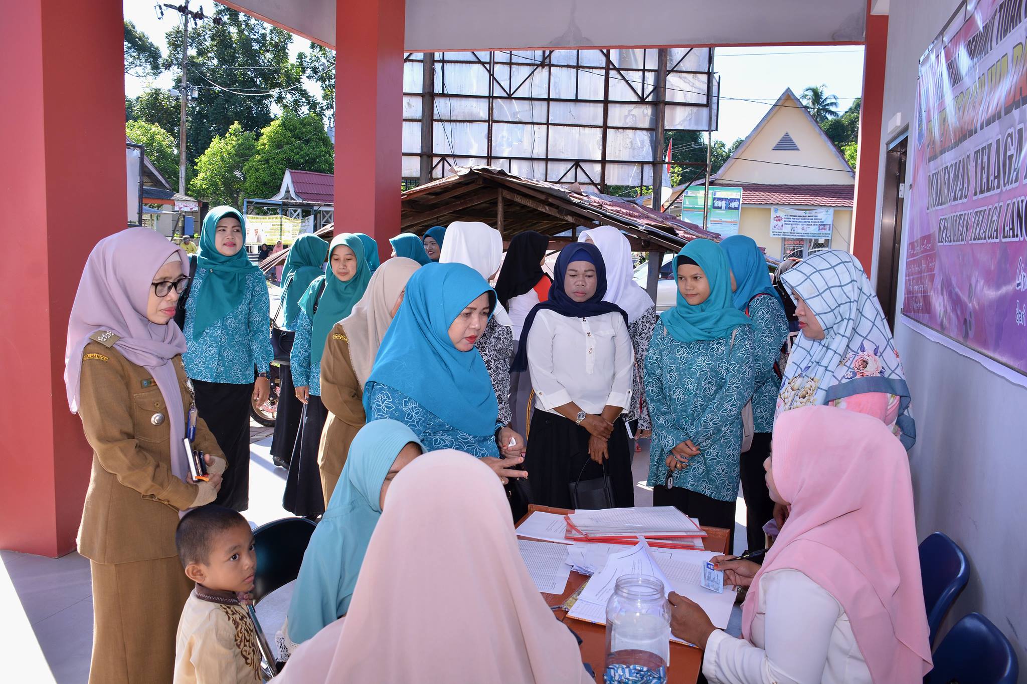 TP PKK LAKSANAKAN KEGIATAN PEMERIKSAAN DETEKSI DINI KANKER SERVIKS DENGAN METODE IVA